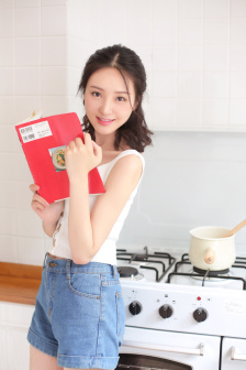 她在洗碗我在后面老扒